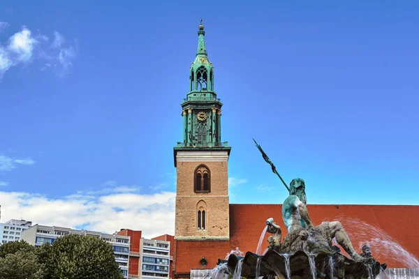 ベルリンの街にあるネプチューンの噴水と教会のベルフィー — ストック写真