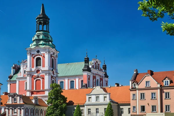 Edificios Con Campanario Iglesia Católica Barroca Poznan —  Fotos de Stock