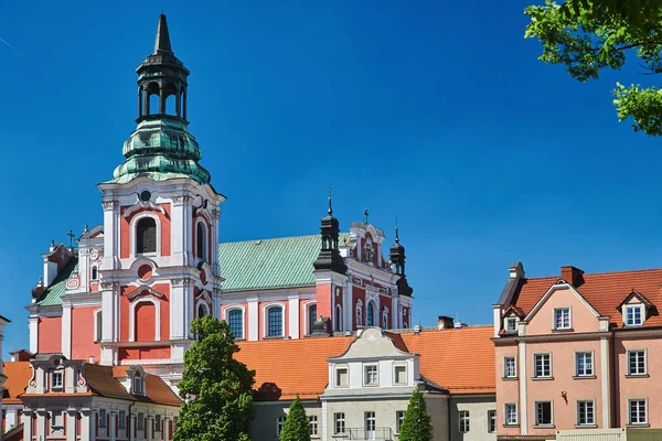 Edificios Con Campanario Iglesia Católica Barroca Poznan — Foto de Stock