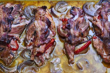 Kızartma tavasında kızarmış domuz eti yakın - geleneksel Polonya yemeği.