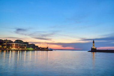 Akşamları Girit adasındaki Chania şehrindeki eski limanda deniz feneri