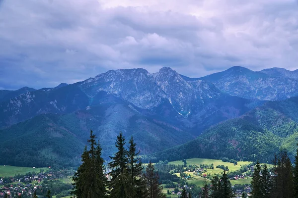 Häuser Tal Und Der Berggipfel Giewont Mit Kalksteinfelsen Den Tatry — Stockfoto