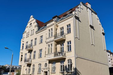 Poznan 'daki binanın tarihi Art Nouveau cephesi