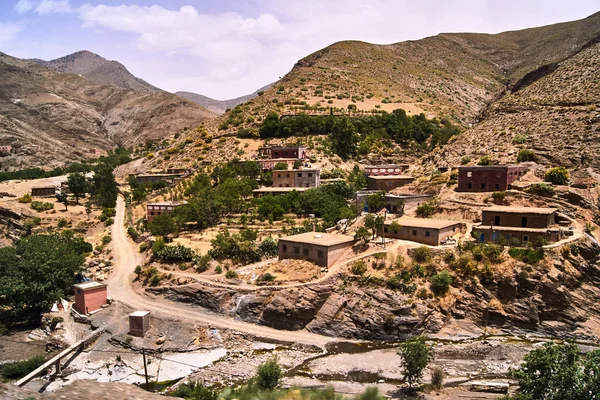 Δρόμος Και Σπίτια Μια Κοιλάδα Του Βουνού Στο Μαρόκο — Φωτογραφία Αρχείου