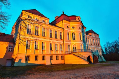 Rogalin Barok tarihi sarayda ışıklı yükselmesine gece görünümü