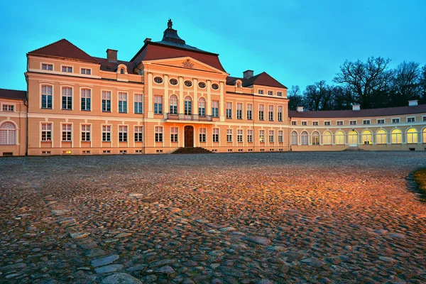 Nattvisning Den Belysta Förhöjning Det Barocka Historiska Palatset Rogalin — Stockfoto