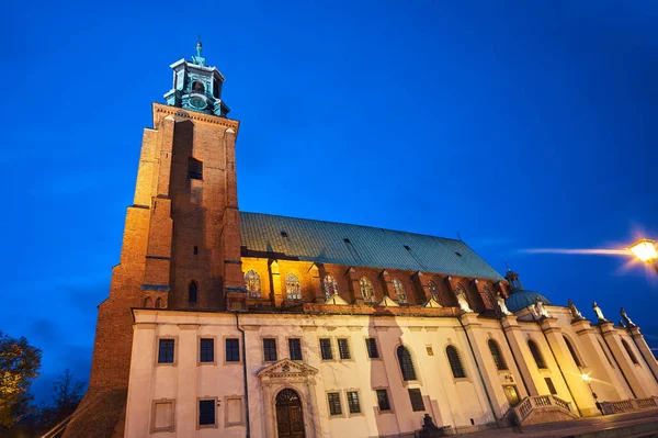 Iglesia Catedral Gótica Con Campanario Por Noche Gniezno — Foto de Stock