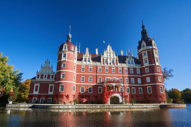 New Castle ve hendek parkta Muskauer sonbahar sırasında Almanya