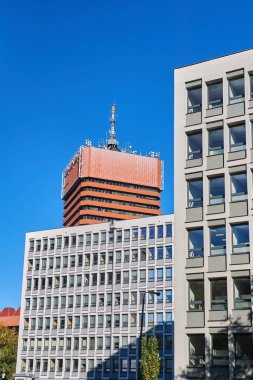 Pozna 'daki modernist bir ofis binasının cepheleri.