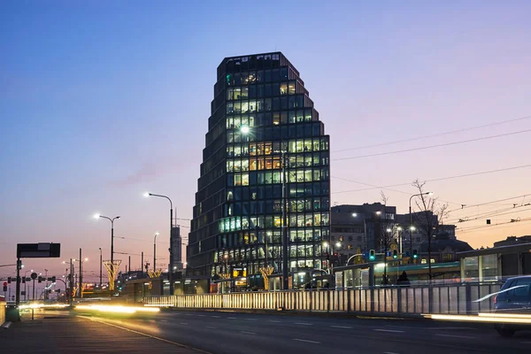 Strada Con Traffico Auto Serale Edifici Moderni Poznan — Foto Stock