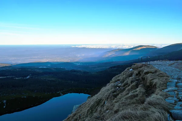 Trilha Caminhada Pedregosa Acima Lago Montanha Durante Outono Nas Montanhas — Fotografia de Stock