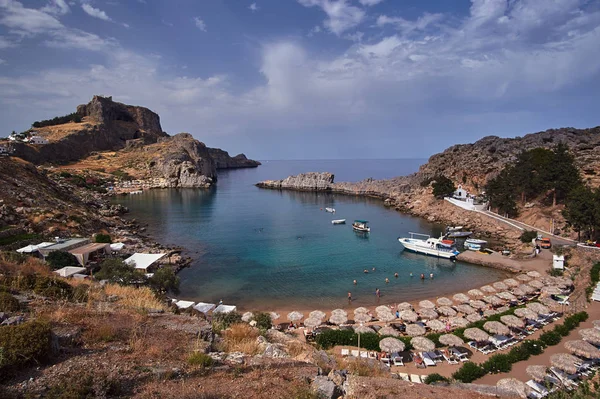 Rotsachtige Baai Kust Met Het Strand Stad Lindos — Stockfoto