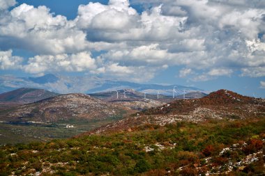 Hırvatistan'daki dağlarda Rüzgar Çiftliği