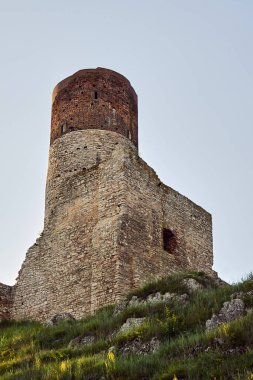 Polonya, Checiny 'deki yıkılmış ortaçağ şatosunun taş kulesi