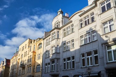 Poznan şehrinde güneşli bir günde tarihi apartman binalarının cepheleri