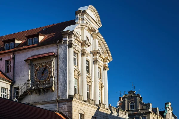 Poznan Saati Olan Tarihi Bir Apartman Binasının Cephesi — Stok fotoğraf