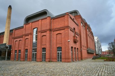 Poznan kentinde eski bir bira fabrikasının bir baca binalar