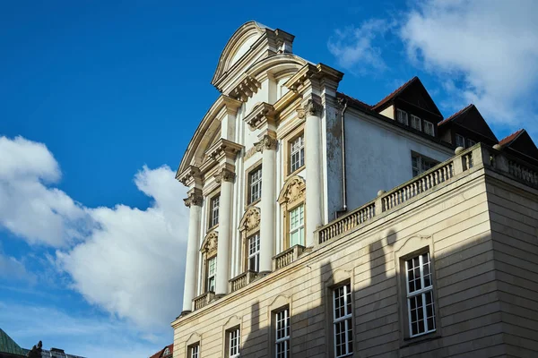 Classicistische Gevel Van Een Historisch Huurhuis Met Semi Zuilen Poznan — Stockfoto