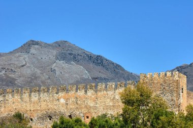 Girit adasındaki kayalık dağ ve Boşluklar Venedik kale duvarları