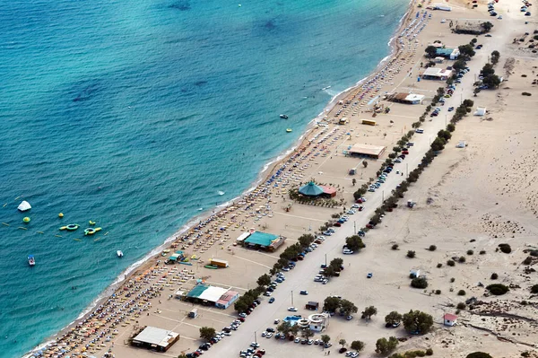Persone Sulla Spiaggia Sul Mar Mediterraneo Sull Isola Rodi — Foto Stock
