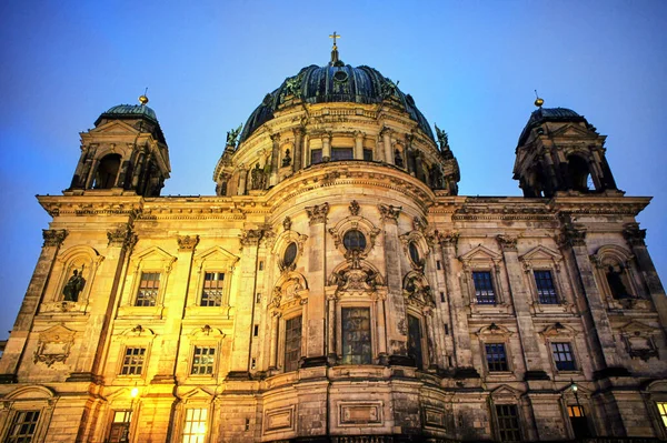 福音派教堂外观在柏林在晚上 — 图库照片