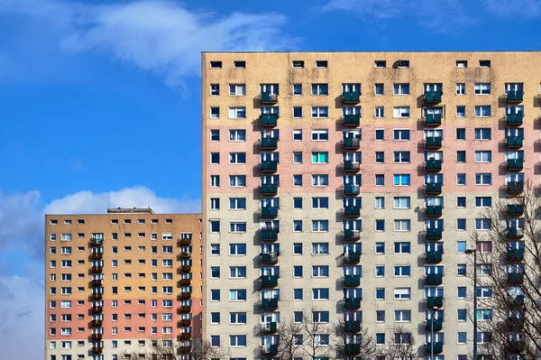 住宅高層のポズナンで建物のファサード — ストック写真