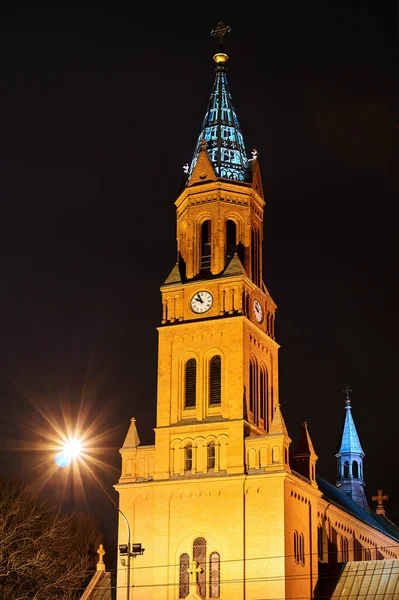 ポズナンの夜にネオゴシック様式のレンガカトリック教会の鐘楼 — ストック写真