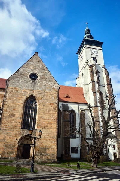 Kámen Středověký Kostel Zvonicí Hodinami Městě Zlotoryja Polsku — Stock fotografie