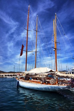 Yelkenli ve yatlar Saint-Tropez, Fransa quay limana demirleyen