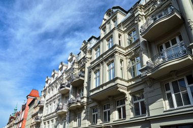 Poznan şehrindeki tarihi apartman binalarının balkonları.