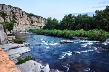 Fransa 'da kayalık bir kanyonda Ardeche nehrinin hızlı akıntısı