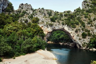 Fransa 'da Ardeche nehrinin geçidinde Rocky köprüsü