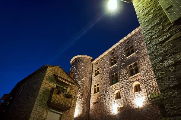 中世の石造りの城の塔フランスのヴォーグで夜 — ストック写真
