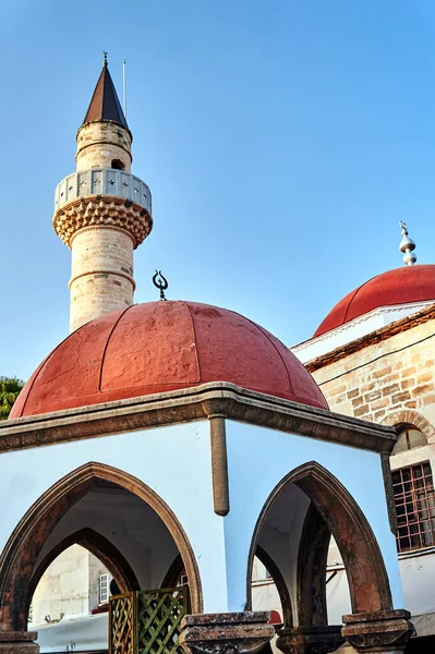 トルコの井戸とギリシャのコス市のモスクのミナレット — ストック写真