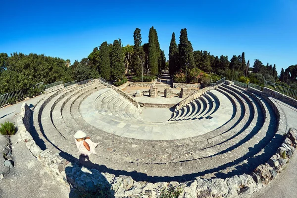 Yunanistan Kos Harap Olmuş Antik Bir Tiyatronun Seyircileri Arasında Beyaz — Stok fotoğraf