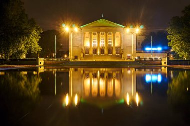 Poznan 'daki Opera Binası' nın cephesi