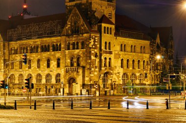 Poznan 'da gece sokak ve tarihi binalar kesişiyor.