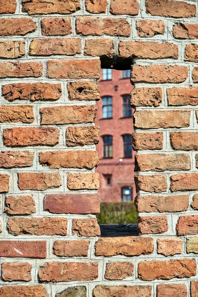 波兹南一座中世纪塔墙上狭窄的射击窗 — 图库照片