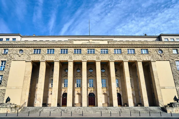 Историческое Неоклассическое Главное Здание Познаньского Экономического Университета — стоковое фото