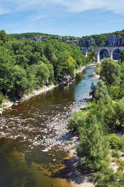 Stone, Fransa 'daki Ardeche Nehri üzerinde demiryolu viyadük.