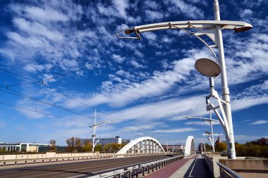 Poznan 'daki Warta Nehri' ndeki köprünün çelik yapısı.
