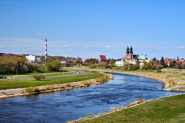 Rzeka Brodawki Komin Przemysłowy Wieże Katedralne Poznaniu — Zdjęcie stockowe