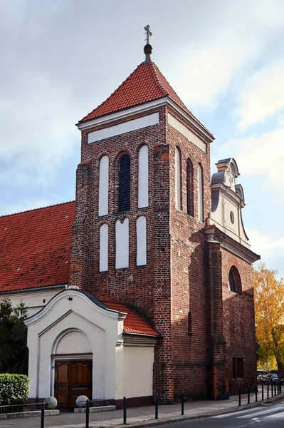 哥特式教区教堂的钟楼 在格涅兹诺 — 图库照片