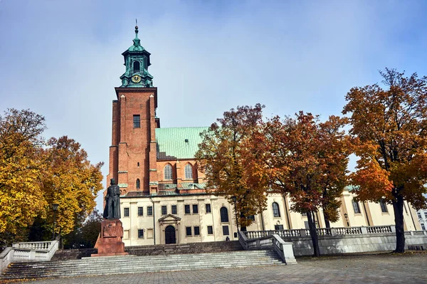 Estatua Iglesia Catedral Gótica Otoño Gniezno — Foto de Stock