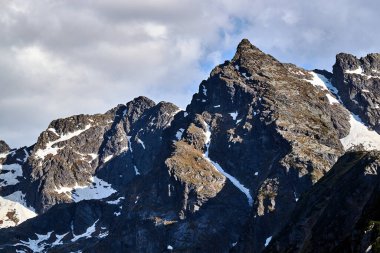 Kayalık tepeler ve Polonya Tatra Dağları'nda bulutlu gökyüzü