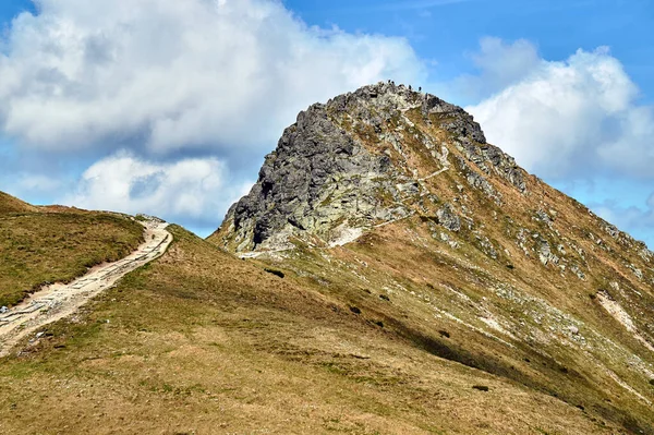 ポーランドのタトラ山脈の岩の多いハイキングコースの人々 — ストック写真