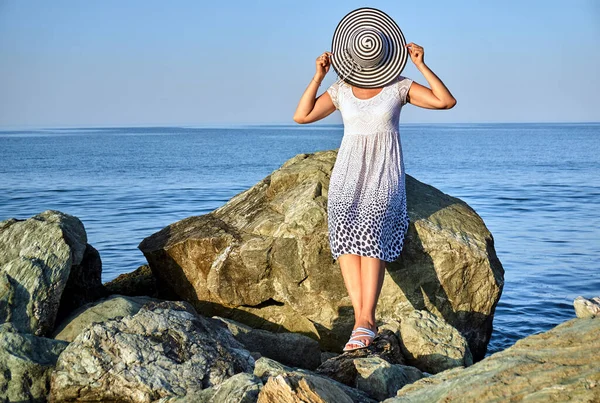 Ragazza Abito Bianco Con Cappello Una Roccia Riva Mare Grecia — Foto Stock