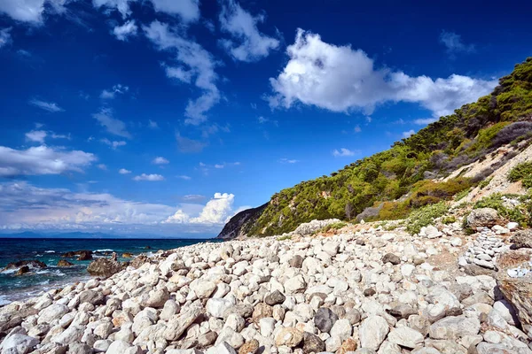 Steinstrand Und Felsige Klippe Auf Der Griechischen Insel Lefkada — Stockfoto