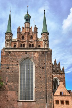 Gdansk 'ta çan kulesi olan gotik tuğla kilise.