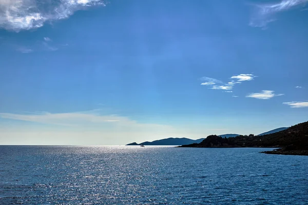 希腊爱奥尼亚海的莱夫卡达岛陡峭的海岸 — 图库照片